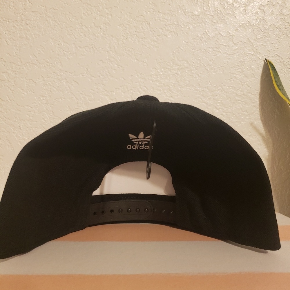 NWT Addidas snapback (youth fit) - Picture 2 of 4